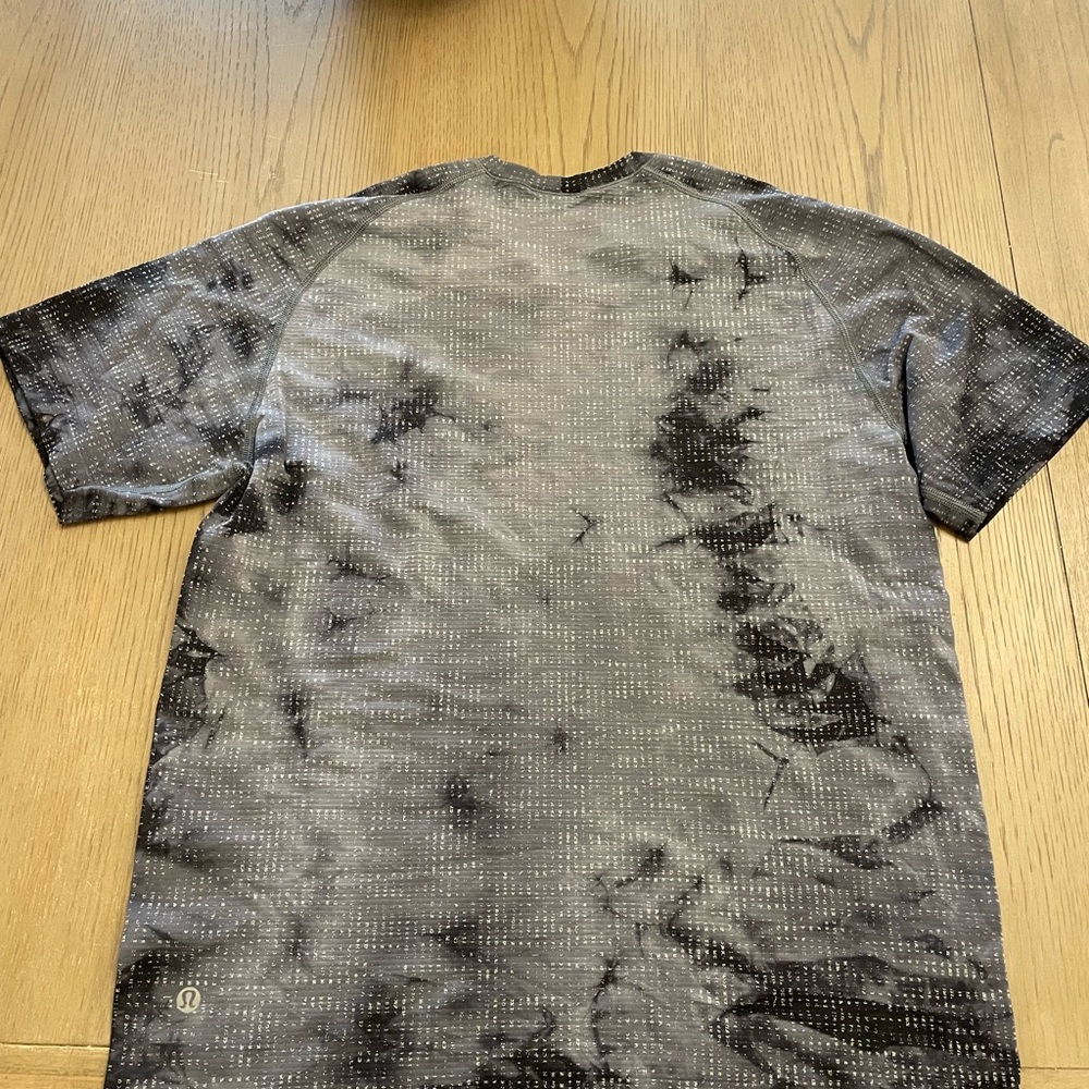 Lululemon men’s shirt tiedye